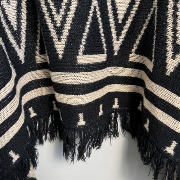 Questions by Say What Sleeveless‎ Tribal Lightweight Asymmetrical Cardigan Large - Picture 5 of 11